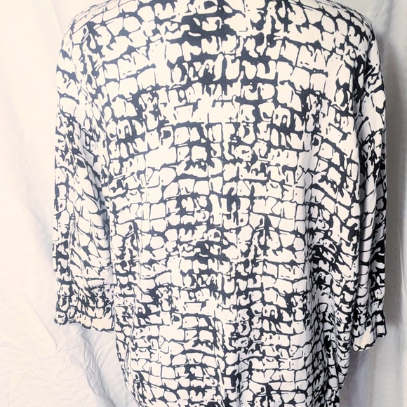 Northcrest Black and White Patterned Blouse - Picture 2 of 5